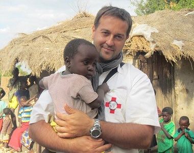 Proč a jak pomáhá lékař Rastislav Maďar v Africe? A co si myslí o uprchlictví?