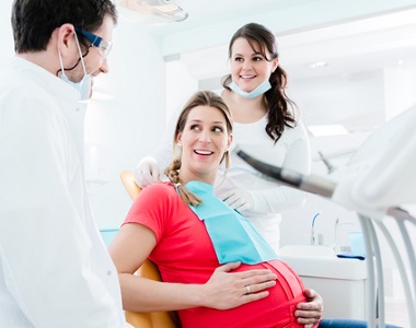 Ošetření zubů v těhotenství – co lze a co odložit po porodu?