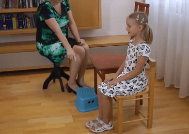 Správný sed dítěte při psaní – podložení nohou