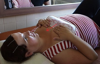 Obsah obrázku osoba, interiér, pohodlí, Lidská tvář

Obsah vygenerovaný umělou inteligencí může být nesprávný.