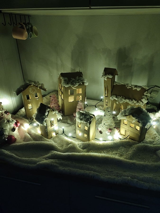 Vánoční vesnička z kartonu 