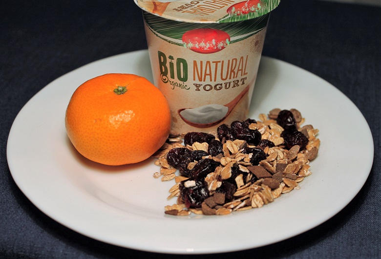Bílý jogurt, müsli, mandarinka