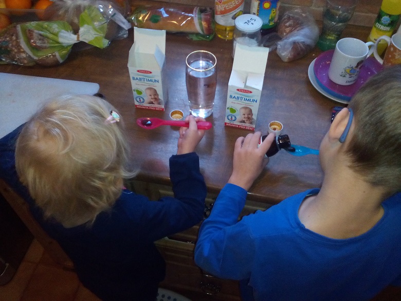 Dagmar s Tobiasem a Theou testují sirup BABY IMUN