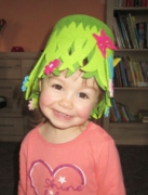 Sice už nemám dekoraci na květináč, ale dcerka má nový klobouk, no vemte jí ho, když z něj má takovou radost :-)
