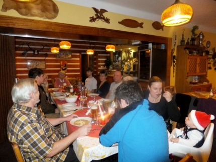 131) vánoce táta -papouškovi večeře