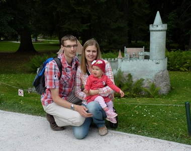 Jedenáctý měsíc: Divoch Julinka na dovolené u babi a dědy a také poprvé v zahraničí