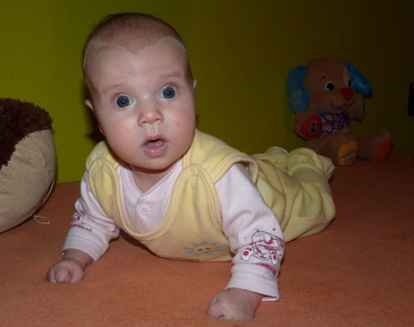 Druhý měsíc: Eva si užívá mateřství. Julinka ukázkově pase koníky.