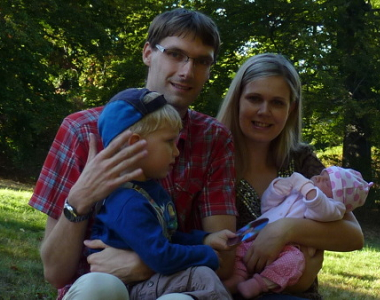 4. týden šestinedělí: Eva je po návratu manžela do práce s dětmi sama.
