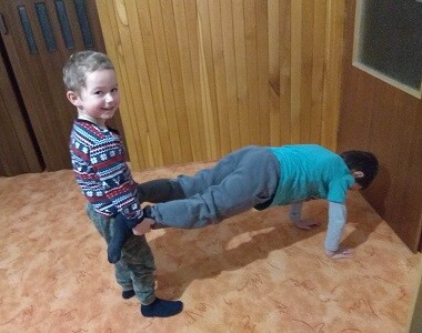 4. Daneček pokračuje s předškolní přípravou, nejvíc ho baví pohybové úkoly, do kterých zapojuje i brášku
