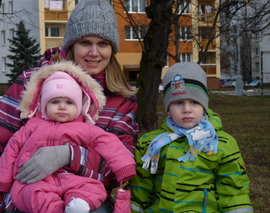 Pátý měsíc: Kontrola kyčlí, Juli dělá velké pokroky, cvičení s maminkou