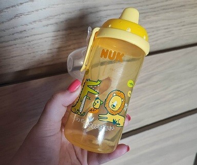 Lahvička NUK splňuje vše, co výrobce slibuje. Odolala i ostrým dětským zoubkům