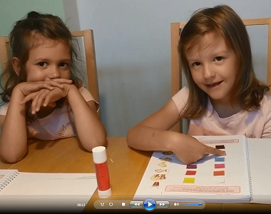 1. Trénování barev v podání Ditušky a Emičky s maminkou