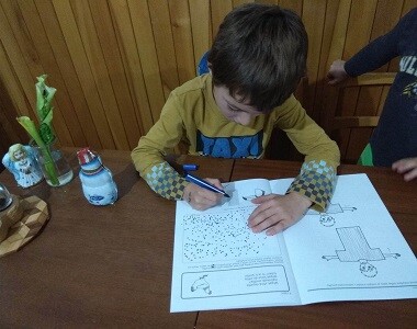 2. Předškolák Daneček vypiloval držení tužky, s udržením motivace mu pomáhají vesmírné nálepky