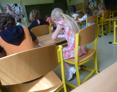 Květen a červen: soutěž v luštění křížovek, školní focení a sponzorování malé žirafy v ZOO