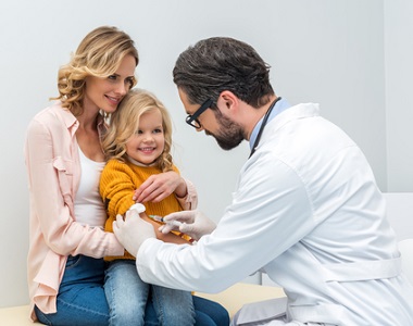 Stát by měl odškodnit děti s následky po očkování