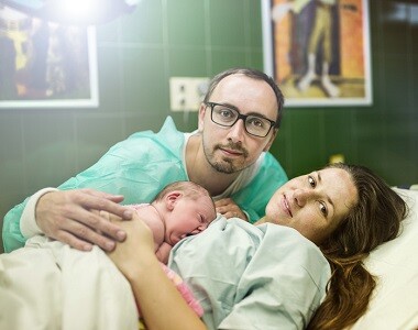 Rodí se i během epidemie koronavirem s partnerem a dulou?