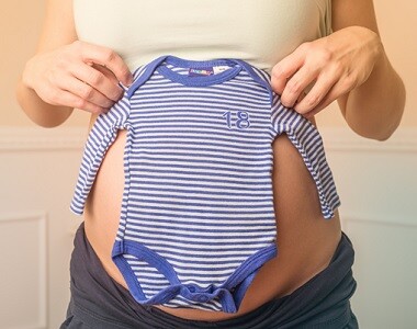 Náhradní matka jako pomoc pro neplodné páry – kdo se jí může stát?