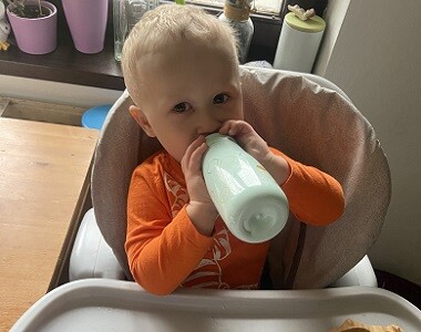 Maminka Sandra: Syn si láhev Mini-Me Sip oblíbil od prvního dne