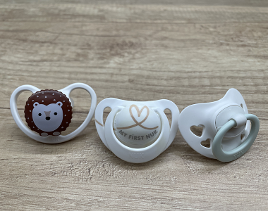 Adélka má citlivou pokožku, proto jí nejvíce vyhovoval silikonový dudlík Space s ventilačními otvory