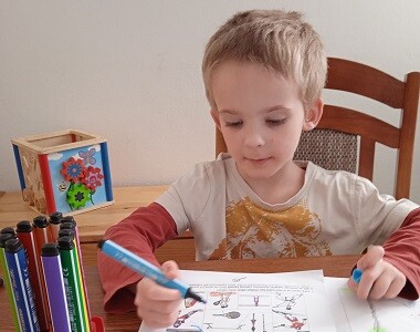 Březen: František dále pilně vyplňuje týdeníčky, nejvíce ho motivuje kosmická mapa s nálepkami