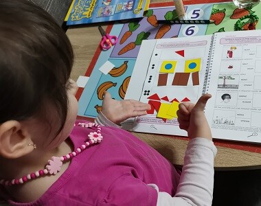 Březen: Kristýnka je z týdeníčků nadšená, procvičuje ruku i hlavu, zaujaly ji úkoly o stolování