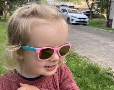 Sluneční brýle Suavinex nechce dcerka sundat ani doma! Krásné barvy, tvary a skvělé vlastnosti