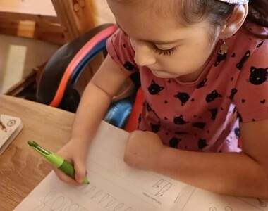 5. Nikolka se v pátém měsíci předškolní přípravy přesunula ke vhodnějšímu stolu a pracuje na úchopu tužky