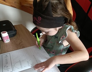 7. Nikolka má za sebou sedmý měsíc předškolní přípravy, nákup aktovky a před sebou zápis do školy