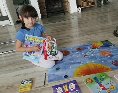 Červen: Kristýnku práce s Předškolákovými týdeníčky baví, maminka Lenka komplexní přípravu ocenila v době častých nemocí