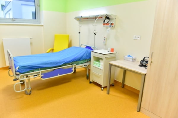 Nemocnice České Budějovice, a.s.Pokoj pro I. dobu porodníDovolují-li to provozní možnosti porodnice, může si rodička vybrat jeden ze čtyř pokojů pro I. dobu porodní.