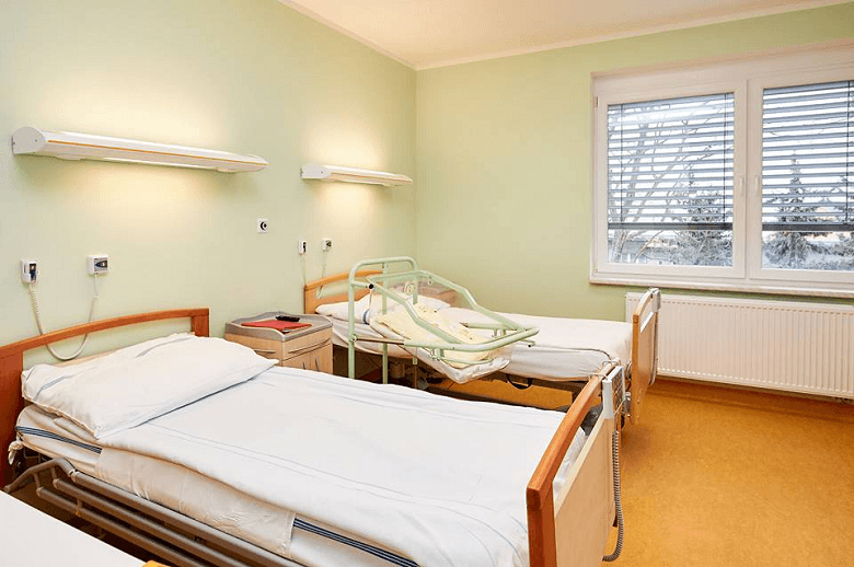 Nemocnice SlanýPokoj na oddělení šestinedělí