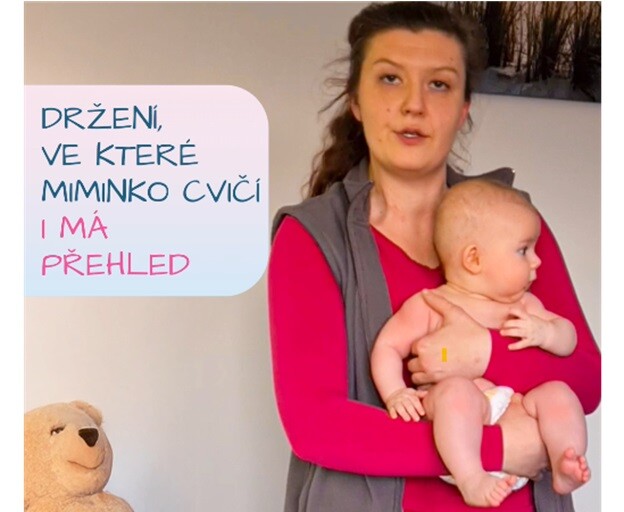Držení, ve kterém miminko cvičí i má přehled