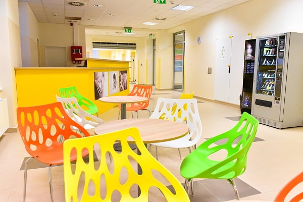 Nemocnice České Budějovice, a.s.RecepceProstor příjmu se nachází v přízemí paviónu K, kde se nachází recepce, tři ambulance neonatologie, tři ambulance porodnice a zázemí celé budovy.