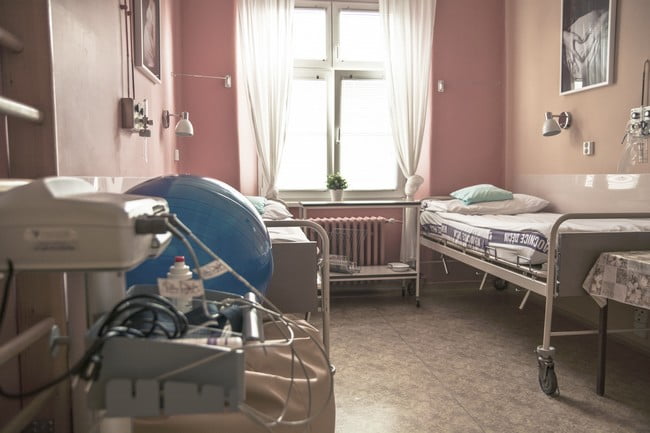 Krajská zdravotní, a.s. - Nemocnice Děčín, o.z.Předporodní místnost 1Pro I. dobu porodní jsou k dispozici 2 pokoje s potřebným vybavením – sprcha, WC, míče, vaky, hudební přehrávač.