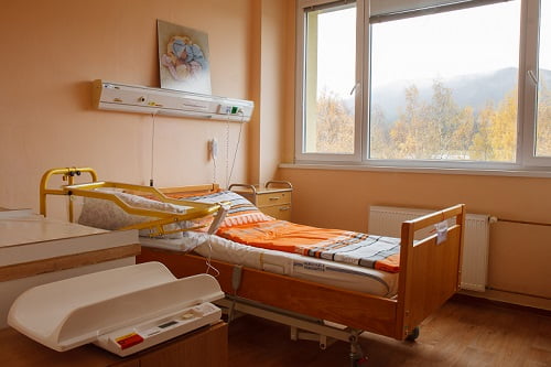Nemocnice Prachatice, a.s.Nadstandardní pokoj s elektrickou polohovací postelíV pokoji je také k dispozici ohřívač dětských lahví, vanička na koupání miminka, přebalovací pult a digitální váha pro novorozence.