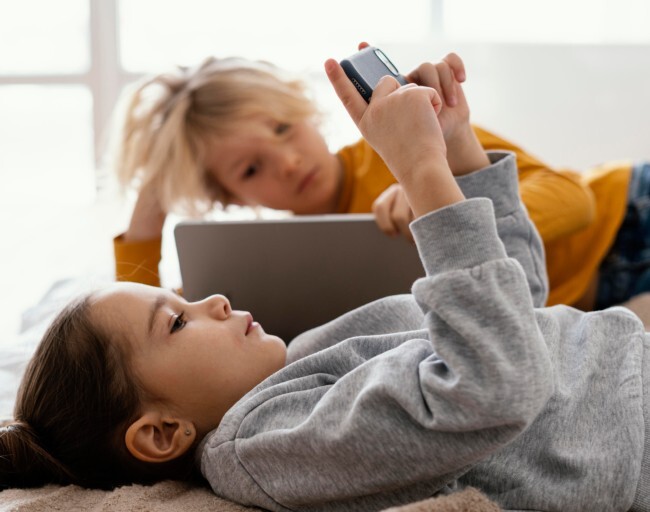 Kolik času tráví dítě u obrazovky? Čtyři hodiny denně mohou výrazně zvýšit riziko deprese