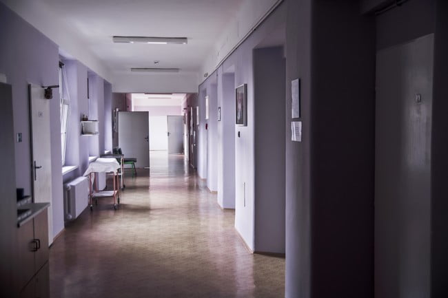 Krajská zdravotní, a.s. - Nemocnice Děčín, o.z.Šestinedělí – chodbaChodbou se dostaneme na Oddělení šestinedělí.