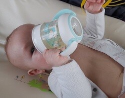 S hrnečkem Mini Magic Cup se Matýsek naučil samostatně pít