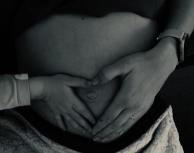 Denisa ve 37. týdnu těhotenství se věnuje Barunce, do školky ji už neposílá