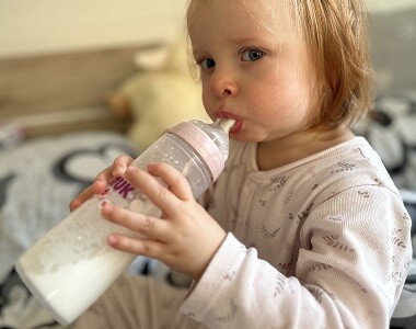 Maminka Lucie: Dceru mléko Nutrilon 3 zasytí na celou noc
