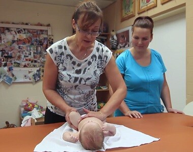 Masáže miminka – video