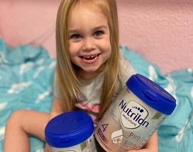 Maminka Melanie: Dcerka se díky mléku Nutrilon 4 těší na večerní spánek