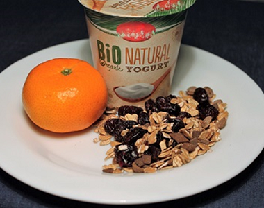 Bílý jogurt, müsli, mandarinka