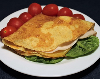 Špaldová palačinka se sýrem, šunkou, salátem a cherry rajčaty