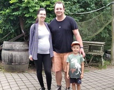 Pavlína se s rodinou nafotila v 25. týdnu těhotenství při západu sluníčka