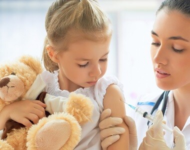 Proč není povinné očkování proti žloutence A? K čemu je vůbec nepovinné očkování proti planým neštovicím – banálnímu onemocnění? A co stále diskutovaný autismus a adjuvancia ve va...