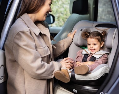 Autosedačka pro nejmenší, batole i školáka. Joie představuje unikátní dlouhověkou sedačku