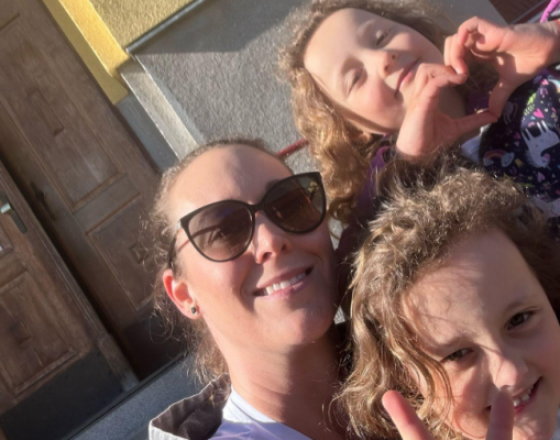 Laura a Linda na zápise do první třídy