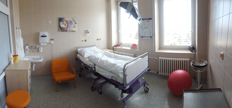 Nemocnice Boskovice, s.r.o.Porodní sálJeden z porodních sálů, který je propojen s novorozeneckým boxem, kde je po porodu o miminko postaráno.