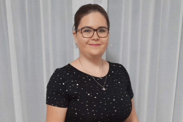 Nadčasové kojicí šaty Chelsea Clark se hodí k běžnému nošení i štědrovečerní večeři